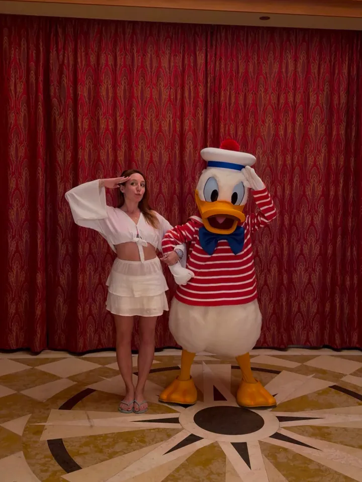 Sofi con el Pato Donald vestido de marinero a bordo de un crucero Disney