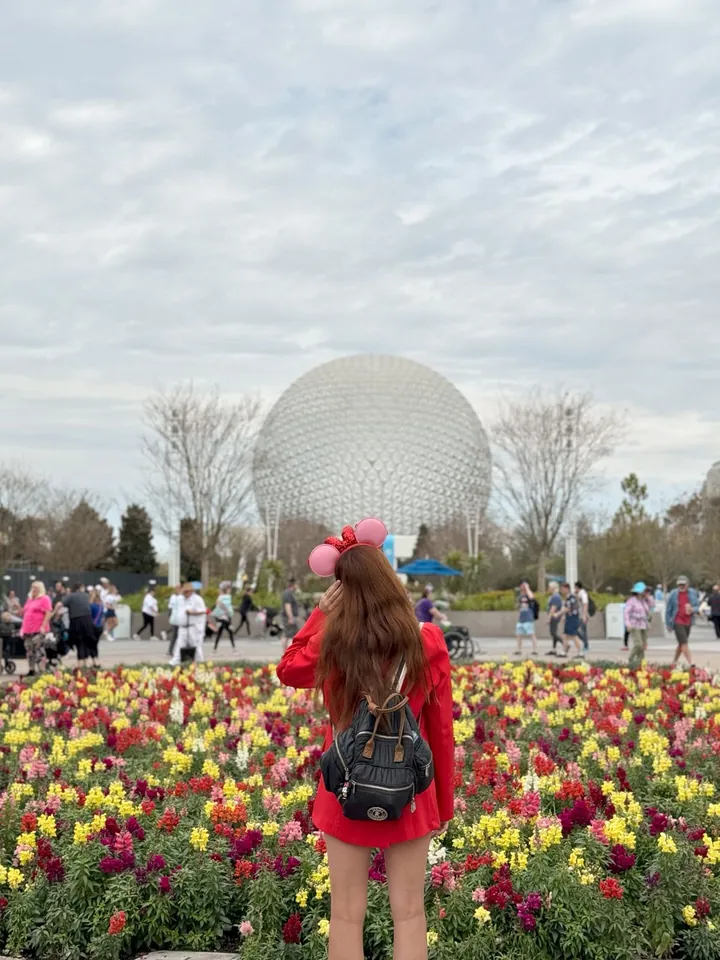 Sofi frente a la esfera de EPCOT