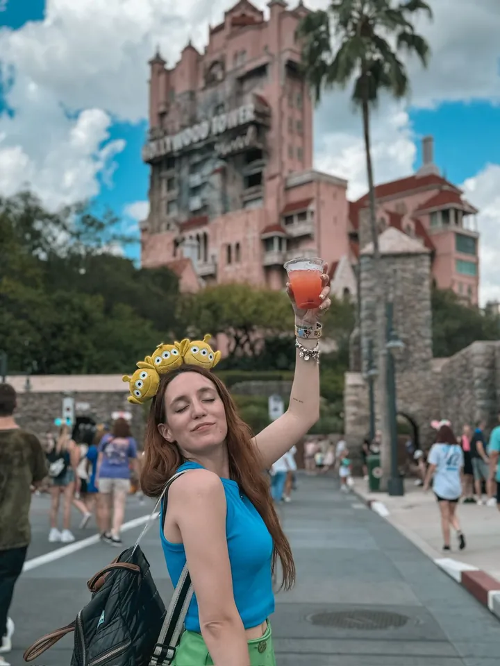 Sofi frente a la Torre del Terror en Hollywood Studios