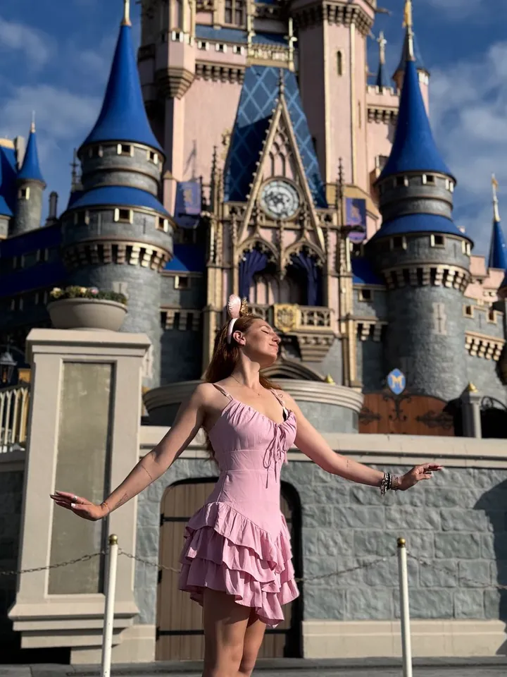 Sofi frente al castillo de Cenicienta en Magic Kingdom