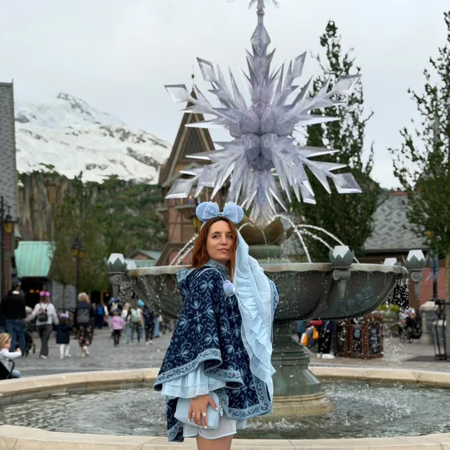 Sofi en la fuente de Frozen, Disneyland París