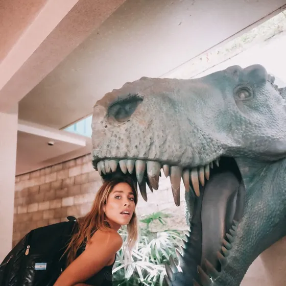 Tupi Saravia con un dinosaurio en Animal Kingdom